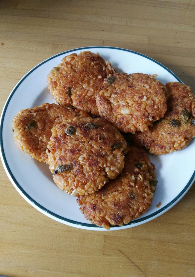Una foto de Hamburguesas de arroz, merluza y tomate