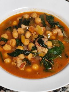 Una foto de Garbanzos guisados con pollo y espinacas