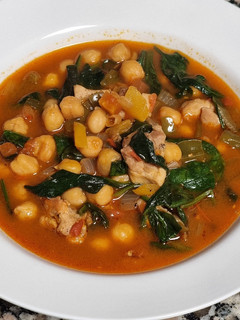 Una foto de Garbanzos guisados con pollo y espinacas
