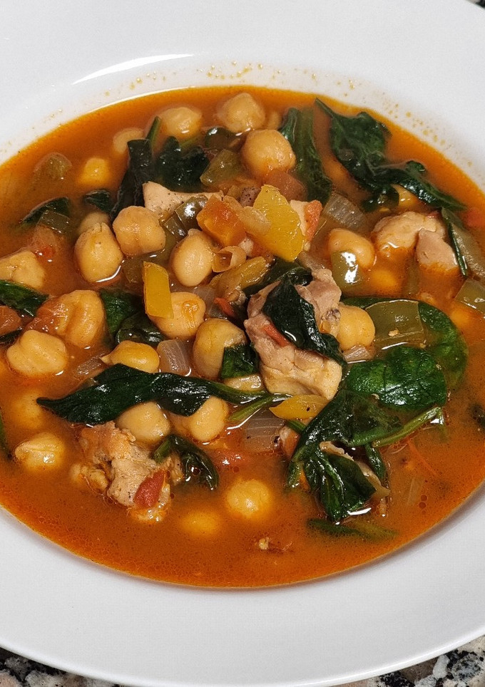 Una foto de Garbanzos guisados con pollo y espinacas