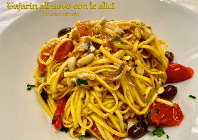 Tajarin o tagliolini con alici, olive e pinoli