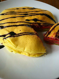 Una foto de Pancakes con fresas y chocolate