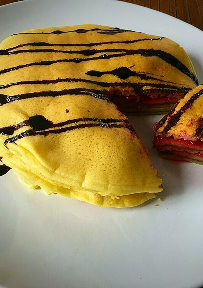 Una foto de Pancakes con fresas y chocolate