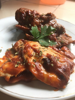 Una foto de Pollo y carne a la bbq