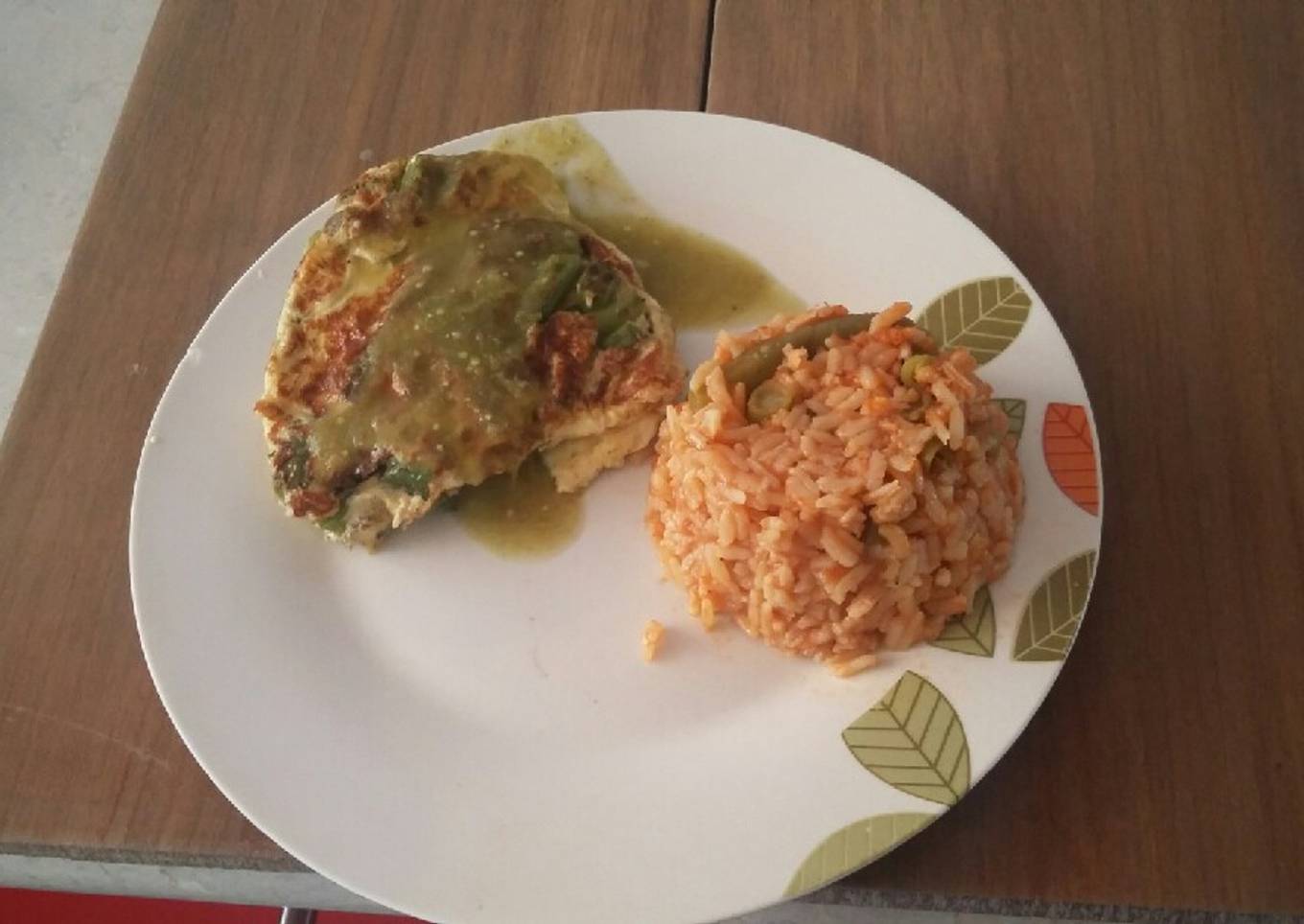 Torta de huevo con ejotes y calabaza acompañado de arroz rojo