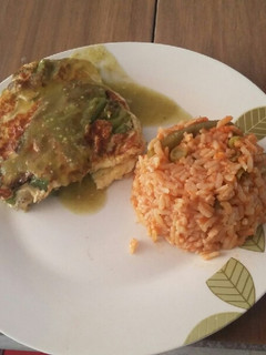 Una foto de Torta de huevo con ejotes y calabaza acompañado de arroz rojo