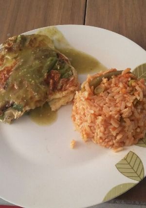 Una foto de Torta de huevo con ejotes y calabaza acompañado de arroz rojo