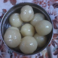 A picture of Sooji rasgulla.