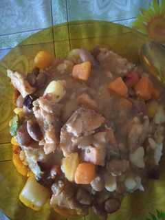 Una foto de Guisito de porotos frutillas con chorizo, panceta y verduras
