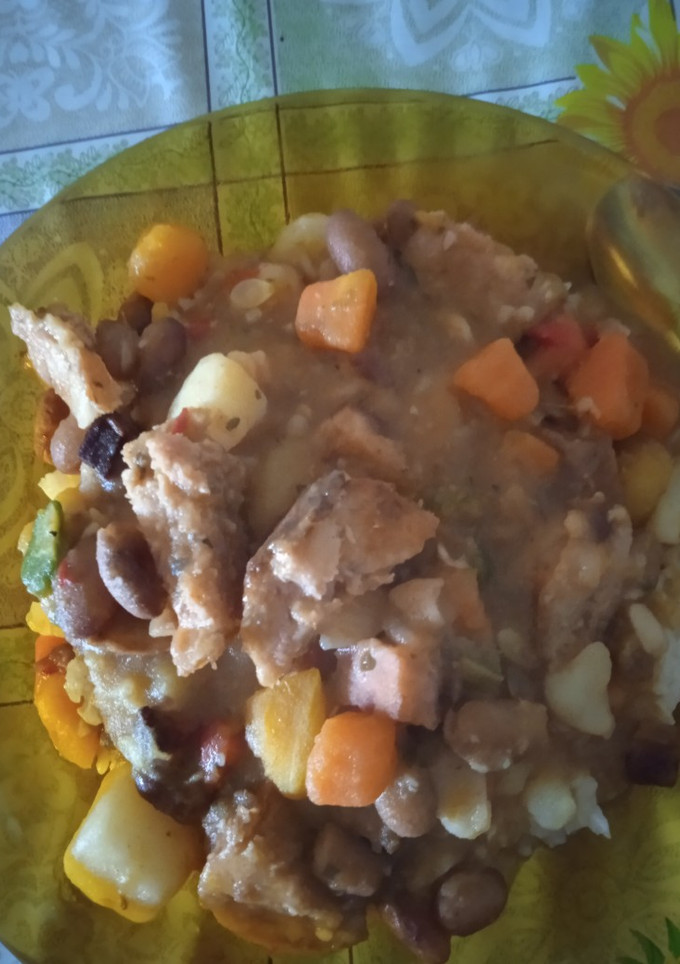Una foto de Guisito de porotos frutillas con chorizo, panceta y verduras