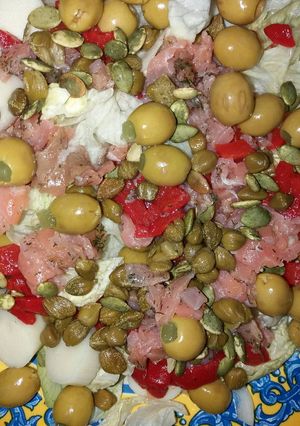 Foto principal de Ensalada de pipas de calabaza y salmón