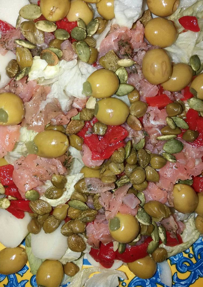 Una foto de Ensalada de pipas de calabaza y salmón