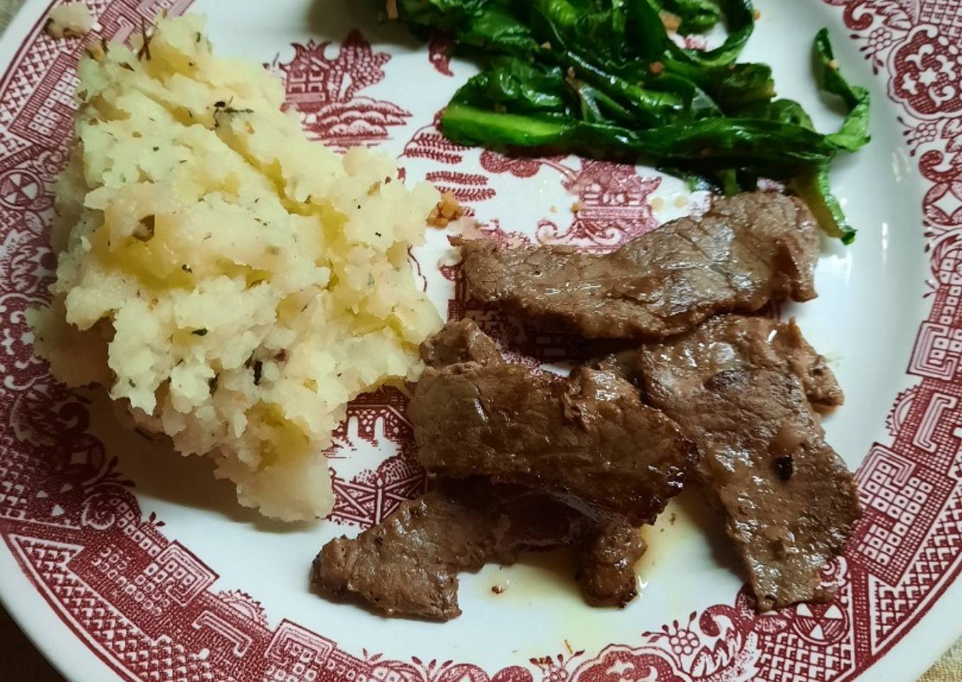 Stracetti  (tiras de lomo) salteado con achicoria y puré