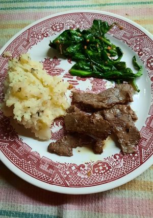 Una foto de Stracetti  (tiras de lomo) salteado con achicoria y puré
