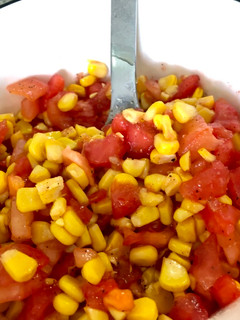 Una foto de Ensalada rápida de choclo y tomates