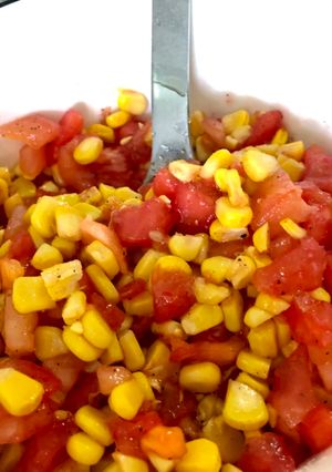 Una foto de Ensalada rápida de choclo y tomates