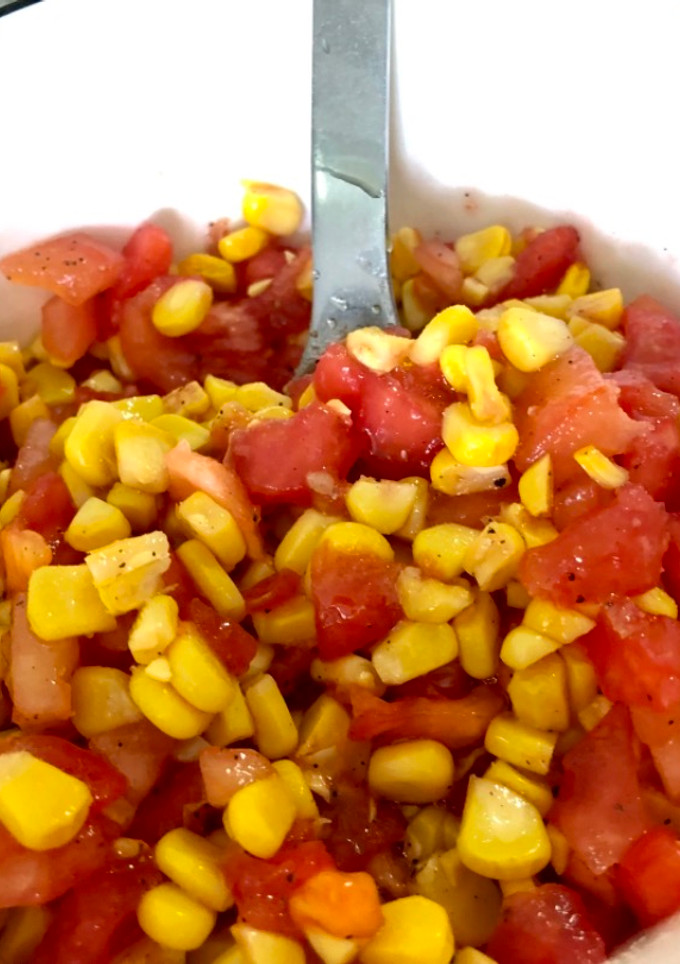 Una foto de Ensalada rápida de choclo y tomates