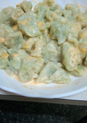 Una foto de Ñoquis de palta con salsa cheddar