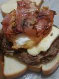 Hamburguesa casera con huevo queso y bacon