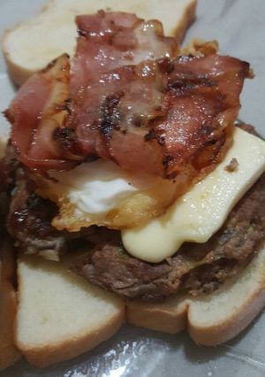 Una foto de Hamburguesa casera con huevo queso y bacon