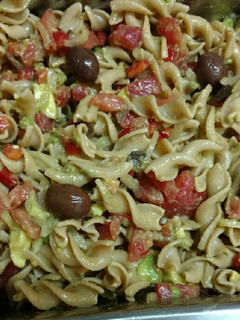 Una foto de Ensalada de pasta con vegetales