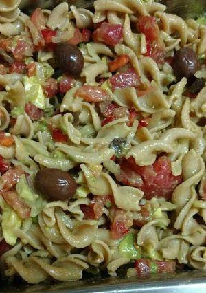 Una foto de Ensalada de pasta con vegetales