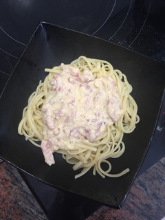 Una foto de Espaguetis salsa carbonara con nata