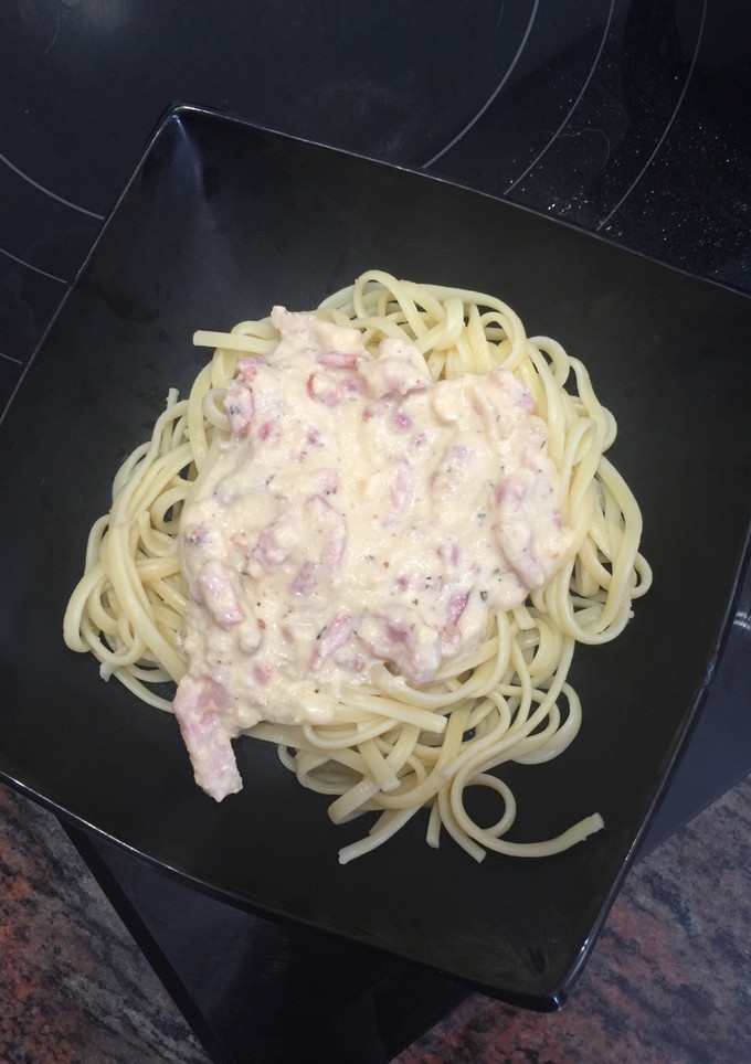 Una foto de Espaguetis salsa carbonara con nata