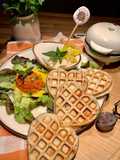 Parmesan-Waffeln mit Gemüsedip