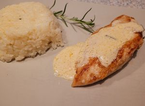 O poză a rețetei Piept de pui cu vin alb, lămâie şi rozmarin.