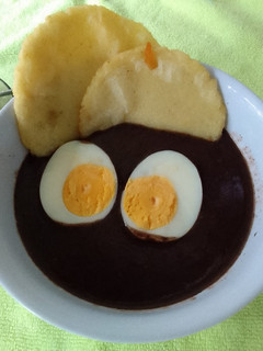 Una foto de Sopa de frijol o sopa negra con huevo