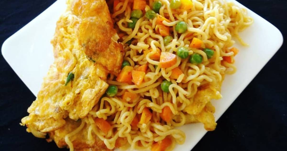 Jollof Vegetable noodles with fried eggs Recipe by Ayyush_hadejia Cookpad