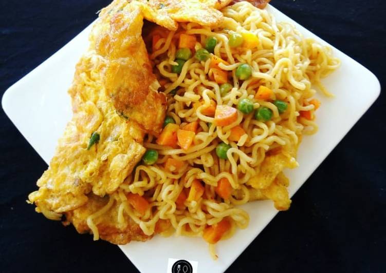 Jollof Vegetable noodles with fried eggs
