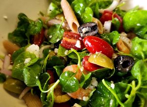 รูปของ Greek Salad with Shrimp & Whole Wheat Pasta