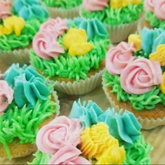 A picture of Lemon cupcakes.