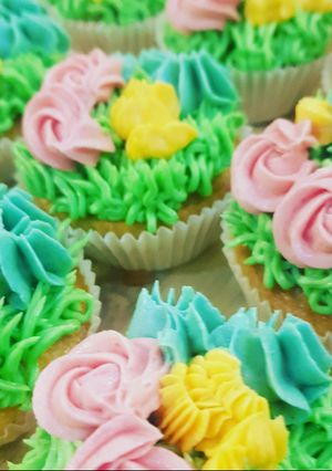 A picture of Lemon cupcakes.