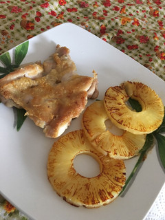 Una foto de Filete de pollo con piña