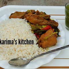 A picture of White rice and chicken veggies sauce.