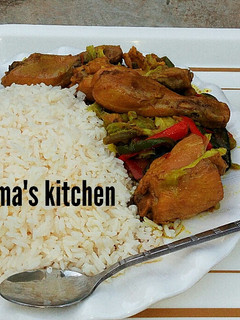 A picture of White rice and chicken veggies sauce.
