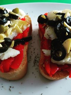 Una foto de Tostas de bacalao y pimientos