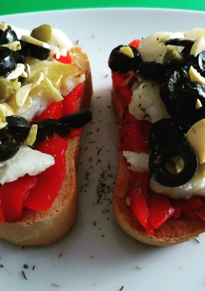 Una foto de Tostas de bacalao y pimientos