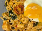 Una foto de spaghetti salteado