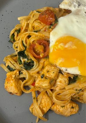 Foto principal de Pasta cremosa con pollo, verduras salteadas y huevo frito