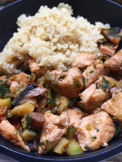 Una foto de Wok de pollo con quinoa
