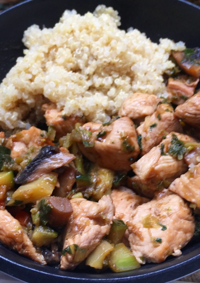 Una foto de Wok de pollo con quinoa