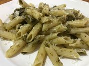 Una foto de pasta al pesto con piñones