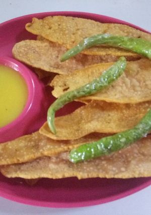 A picture of Fafda (Gujarati dish).