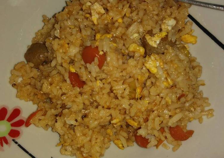 Bahan Menyiapkan Nasi Goreng ayam vs bakso yang sempurna