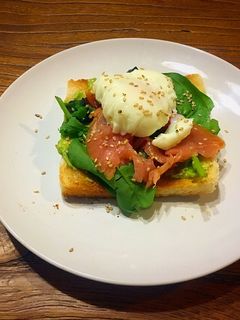 Una foto de Tosta de aguacate, salmón ahumado y huevo escalfado
