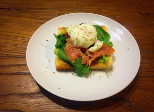 Foto principal de Tosta de aguacate, salmón ahumado y huevo escalfado